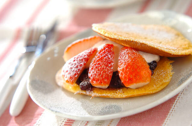 白い皿の上にあるいちごどら焼き