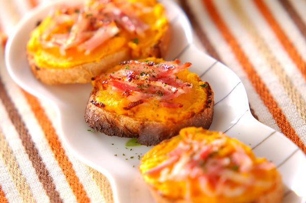 淵が波打った細長い皿に並べられたパンプキンブルスケッタ