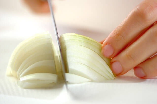 玉ネギのみそ汁の作り方の手順1