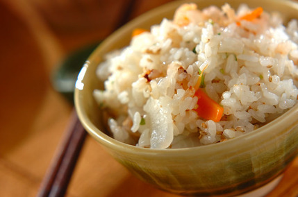 旨み広がる！ホタテ缶と大根の炊き込みご飯