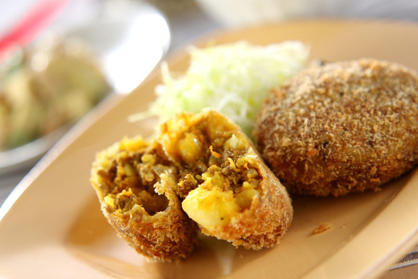 薄いオレンジ色のお皿に盛られたドライカレーコロッケ