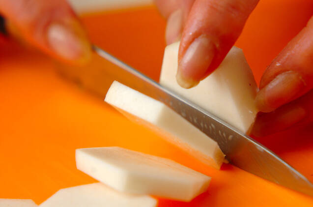 里芋のみそ汁の作り方の手順1