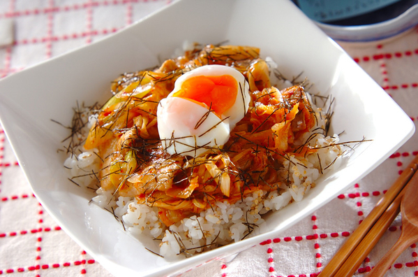 白い器に豚みそキムチ丼が盛られている様子