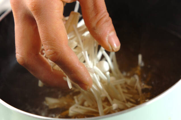 エノキとワカメのお吸い物の作り方の手順3