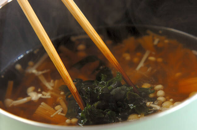 エノキとワカメのお吸い物の作り方の手順4