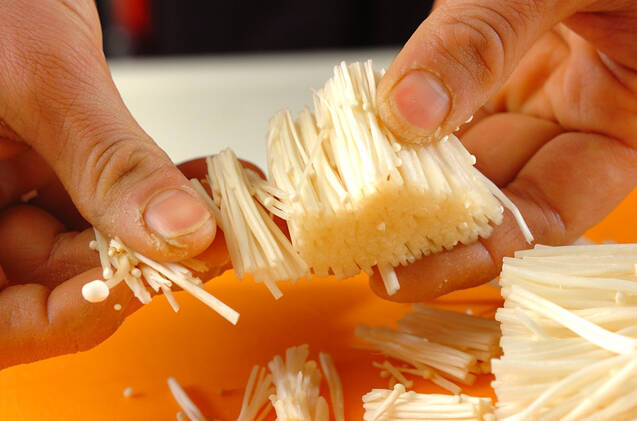 エノキとワカメのお吸い物の作り方の手順1