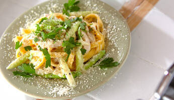 鶏肉のカルボナーラ風パスタ