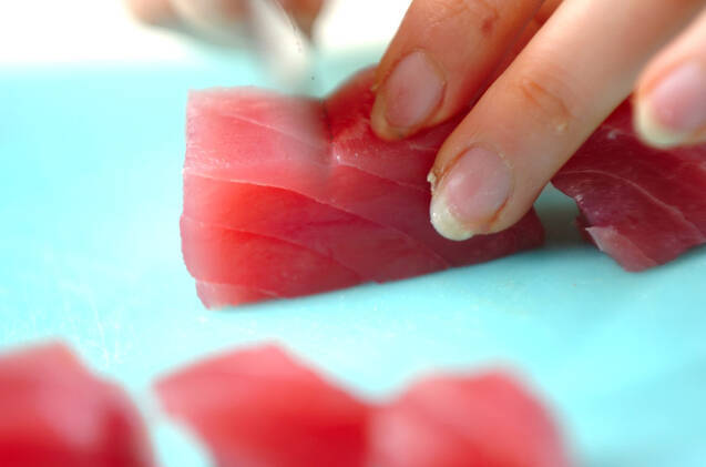 マグロとアボカドの山かけの作り方の手順1