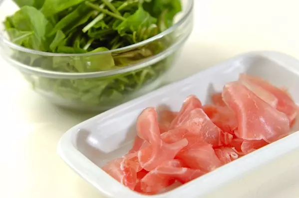 ルッコラと生ハムの冷製素麺の下準備1
