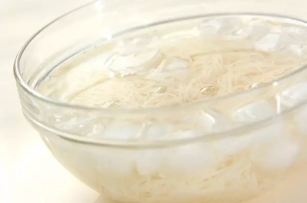 ルッコラと生ハムの冷製素麺の作り方1