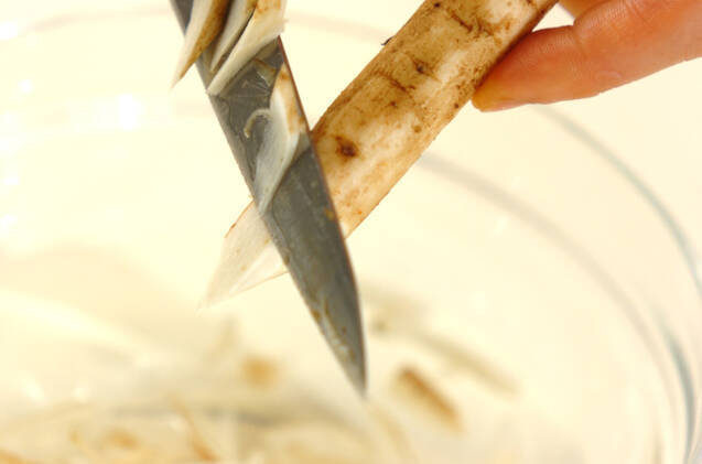 ゴボウのチーズ梅肉和えの作り方の手順1