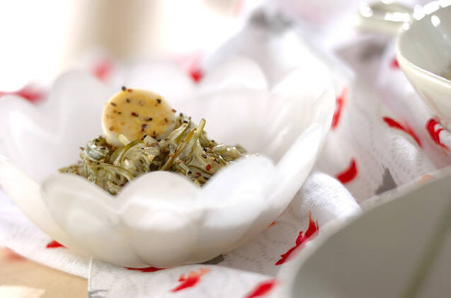 白の小鉢に入った茎わかめのマスタード和え