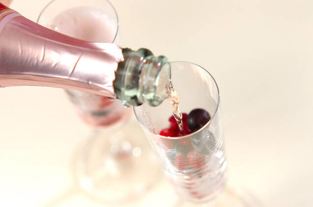 冷凍ベリーのスパークリングワインの作り方の手順2