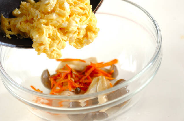シメジと卵のサラダの作り方の手順1