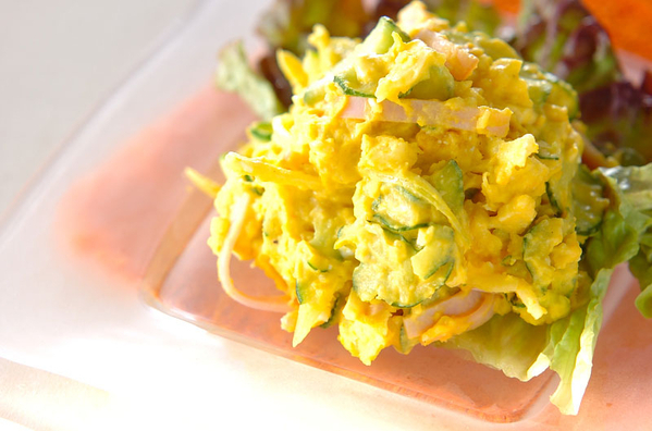 ピンク色の皿に盛り付けられた、かぼちゃ入りポテトサラダ