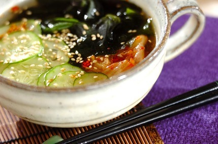 キムチ入りキュウリの冷スープ