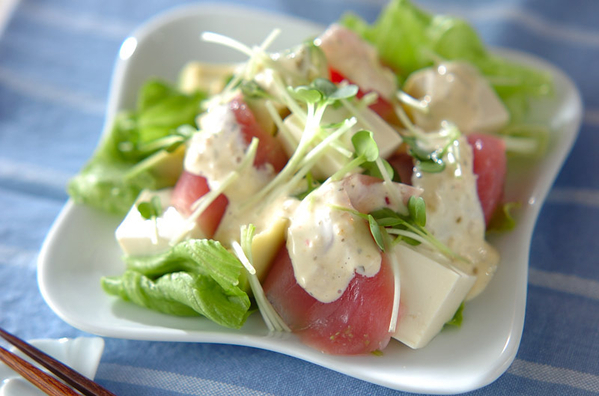 白いお皿に盛られたカリフォルニアサラダ