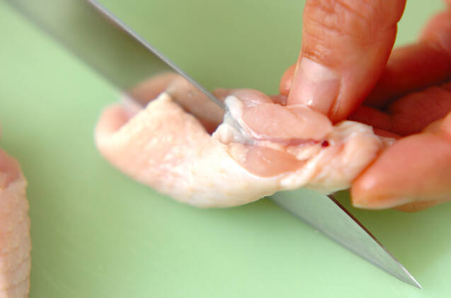 鶏手羽とゴボウの甘酢炒めの作り方の手順1