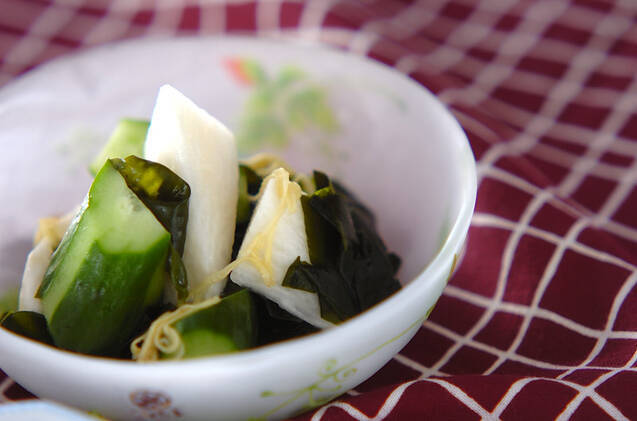 白い小鉢に入った生わかめと長芋、きゅうりの酢の物