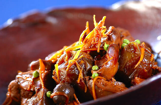 皿に盛られた鳥レバーの梅酒煮