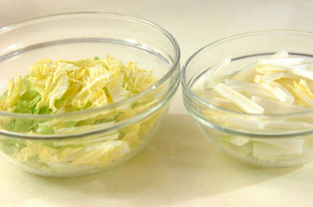 鶏団子と白菜の中華スープの作り方の手順1