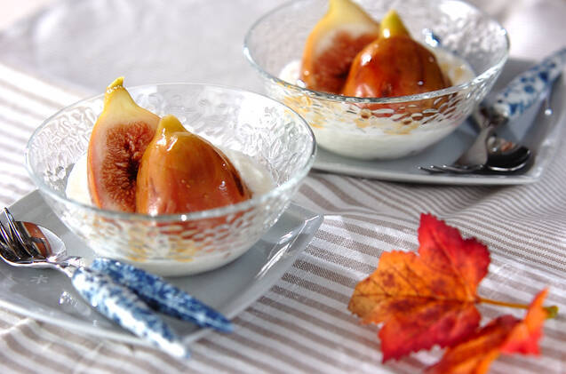 ヨーグルトの上に盛られたイチジクの赤ワイン煮