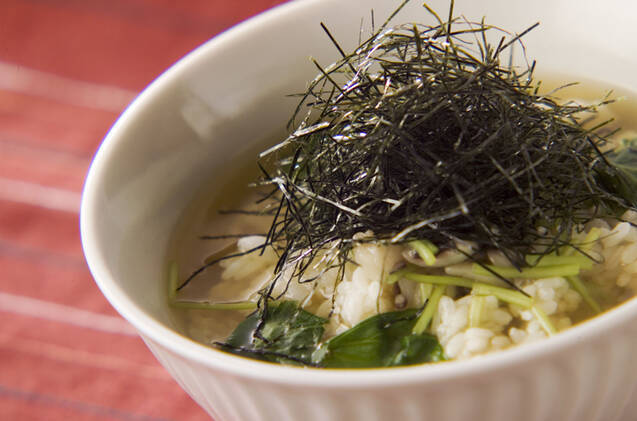 白い器に盛られたたこわさお茶漬け