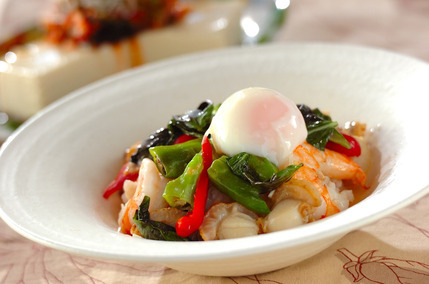 エビとホタテのエスニックバジル炒めライス