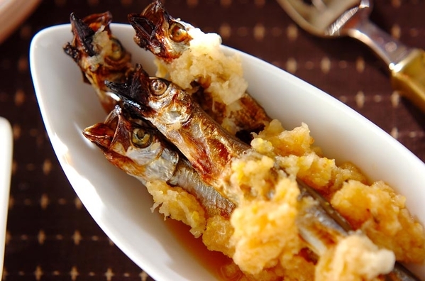 白皿にのったししゃものおろし和え