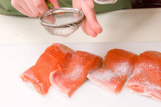鮭のソテータルタルソースの作り方の手順1