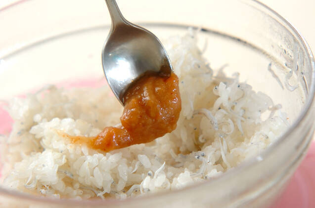 シラスと梅のおにぎりの作り方の手順1