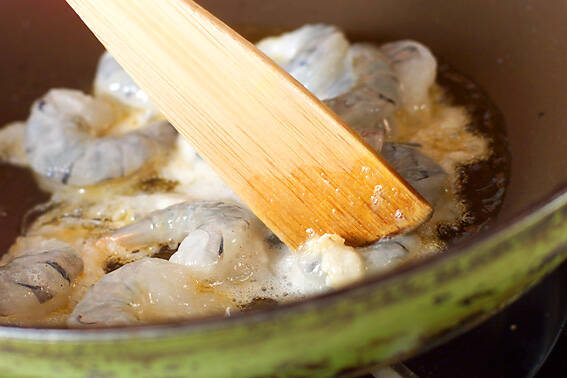 エビ香味炒め　揚げ皮添えの作り方の手順6