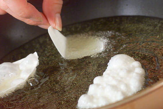 エビ香味炒め　揚げ皮添えの作り方の手順5