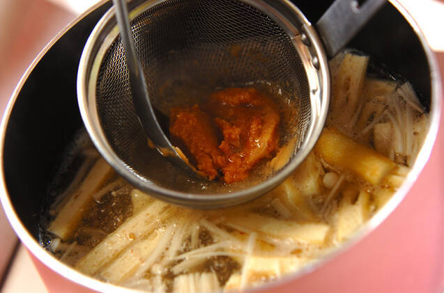 エノキのゴマ風味みそ汁の作り方の手順4