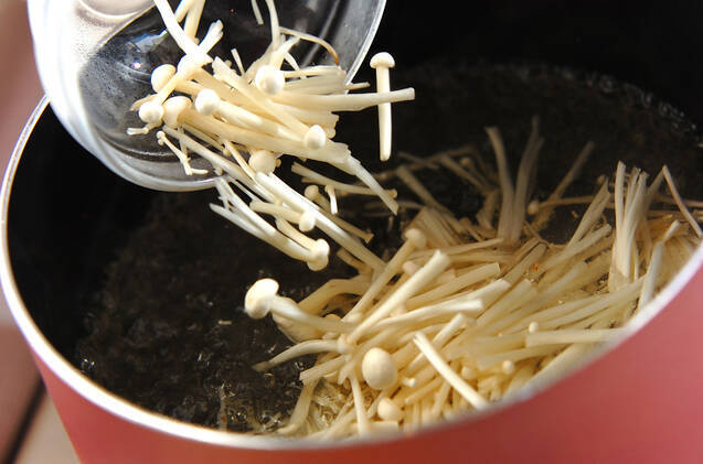 エノキのゴマ風味みそ汁の作り方の手順3