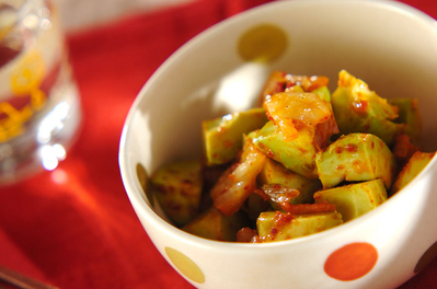 アボカドキムチサラダ 副菜 のレシピ 作り方 E レシピ 料理のプロが作る簡単レシピ