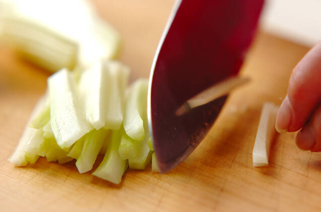 セロリとちくわのきんぴらの作り方の手順1