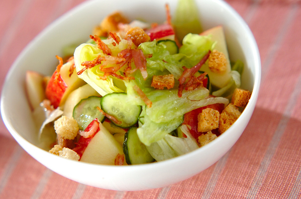 白い器に盛られたりんご入りレタスサラダ