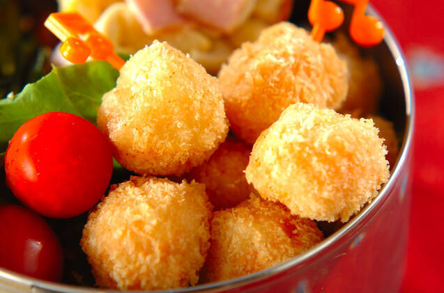 銀色の器に入っている明太子入りコロッケ