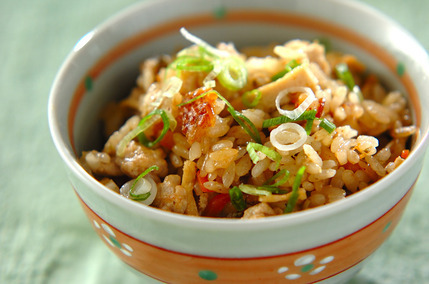 茶碗に盛られた、ふきのとうの炊き込みごはん