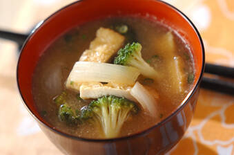ブロッコリーと玉ネギのみそ汁