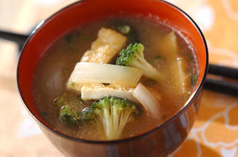 ブロッコリーと玉ネギのみそ汁