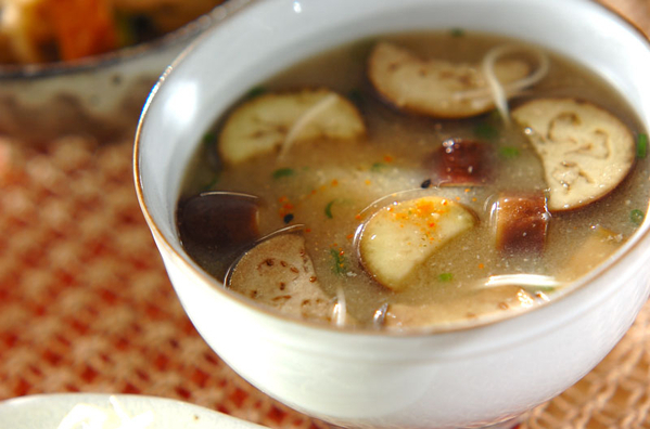 白いお椀に盛りつけられたなすとそうめん入りのみそ汁