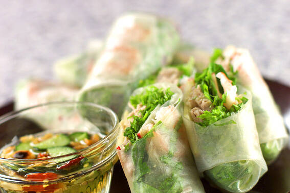 茶色の皿にのった生春巻き