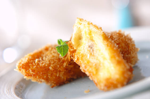 白い皿に盛りつけられているバナナフライをカットした様子