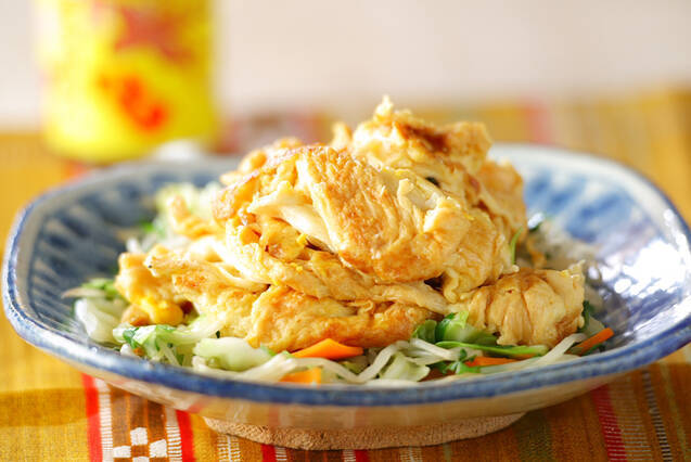 お皿にたっぷり野菜と卵と麩の炒め物が盛られている