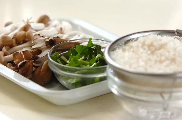 キノコのうまみたっぷり！マイタケの炊き込みご飯の下準備1