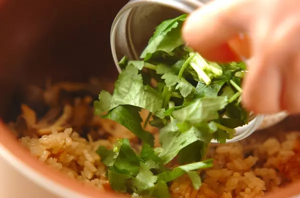 キノコのうまみたっぷり！マイタケの炊き込みご飯の作り方3