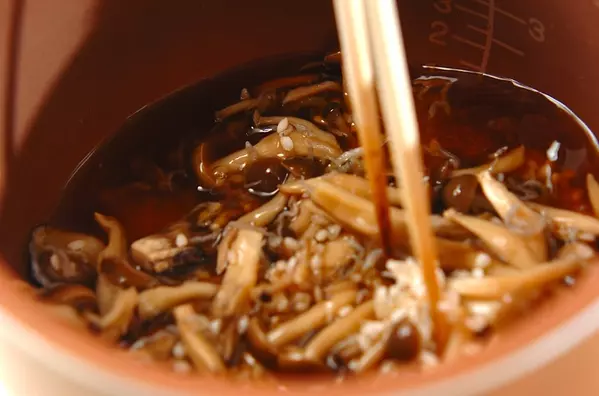 キノコのうまみたっぷり！マイタケの炊き込みご飯の作り方2