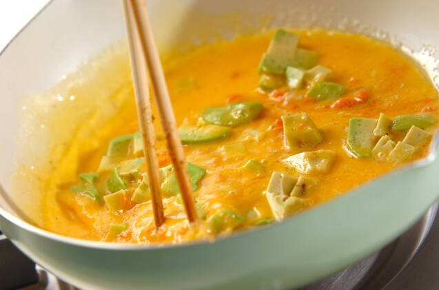 鮭アボカドの卵とじご飯の作り方の手順3